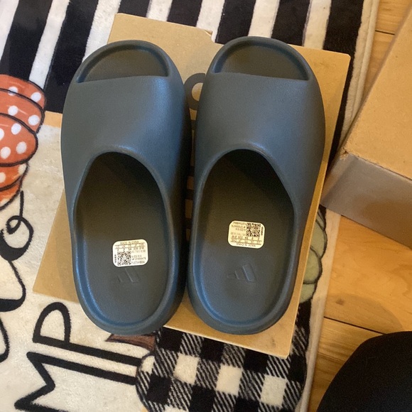 Boys Yeezy slides - Picture 2 of 4